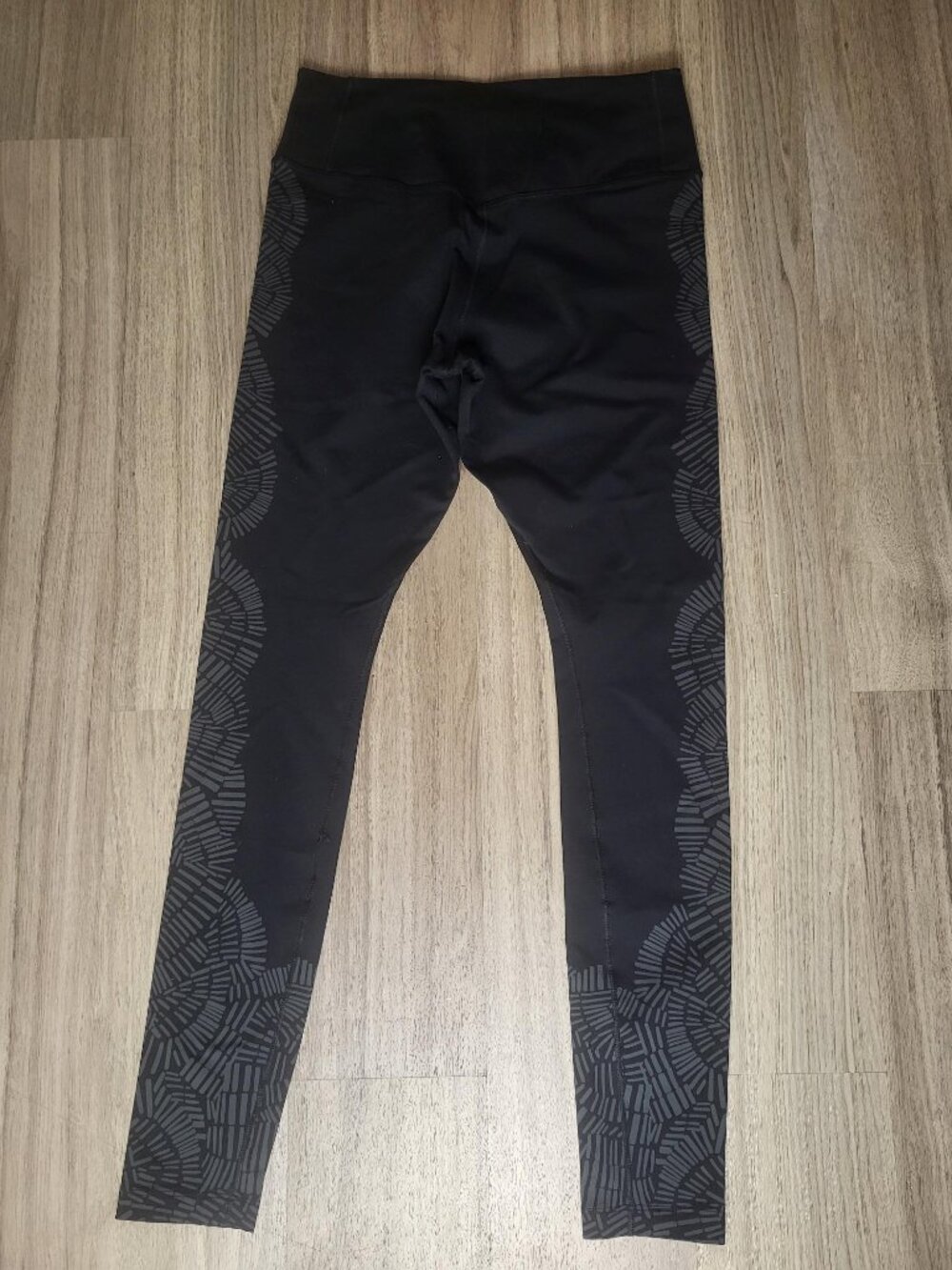 Nike Legendary Tidal Print Tights in Black and Gray